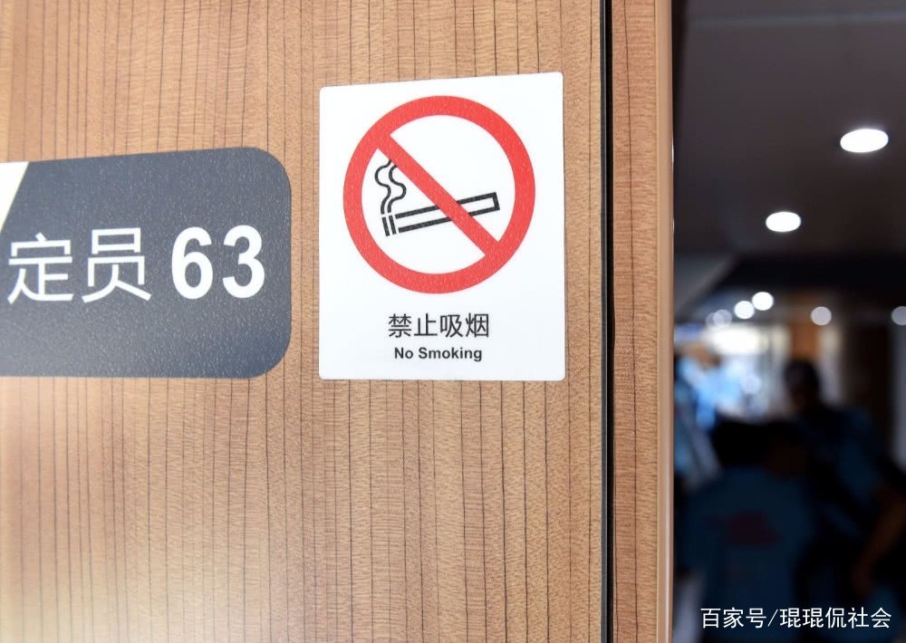 大妈高铁吸烟触发警报，被处理后竟下跪求饶，你能理解她的这种行为吗？