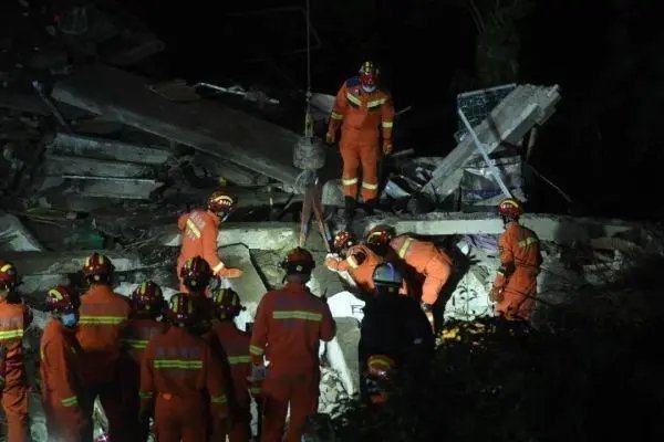 重庆垮塌食堂现场已被夷为平地，事故发生时职工们都在干什么？