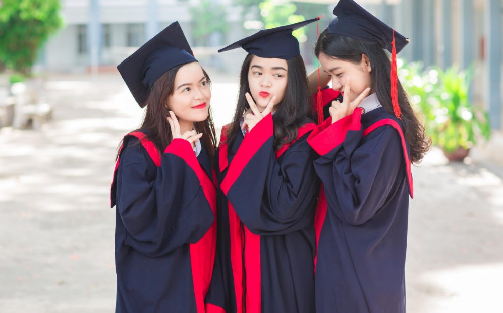 三个朋友在一起很尴尬怎么办？