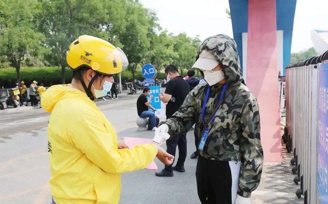 深圳一位外卖小哥带着被子送餐，外卖小哥这么做的原因是什么？