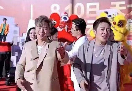 陈浩民孙耀威同台捞金,三伏天穿西装跳舞,二人发展的怎么样?