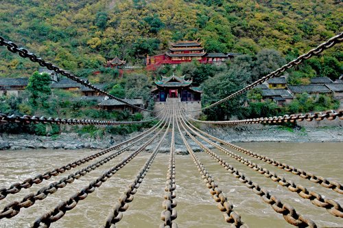 泸定桥离水面高约几丈有几根铁索组成？