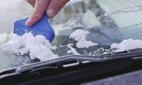 黑龙江司机用“铁头功”撞破结冰车窗，这位司机是否会受伤？