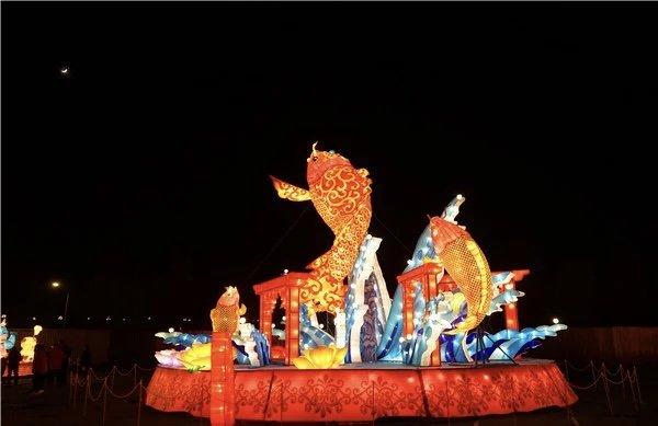 西安一湖内惊现“鲤鱼跃龙门”,“鲤鱼跃龙门”有何含义?