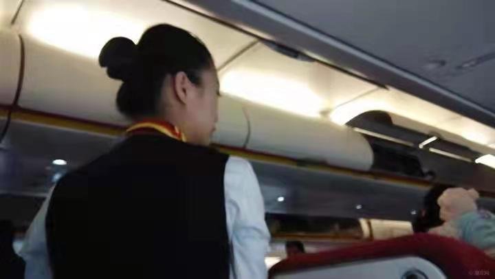 阜阳一航班起飞后,女乘客伸手保护下蹲避险空姐,看到这一幕你有什么感受?