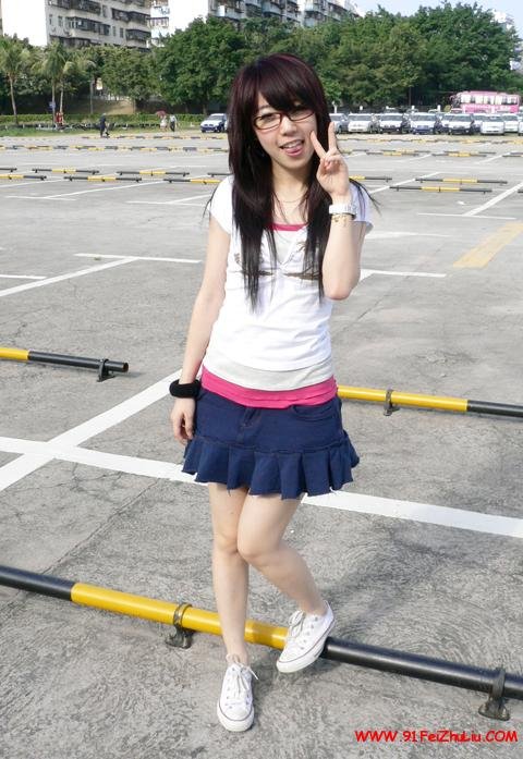 请问这位女神是谁啊？好喜欢，笑的好漂亮。请给我这张照片的具体出处，也就是有她的其他照片的网页