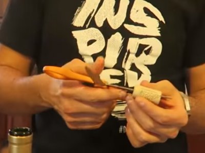 有半瓶酒 瓶口用软木塞塞住怎么办？