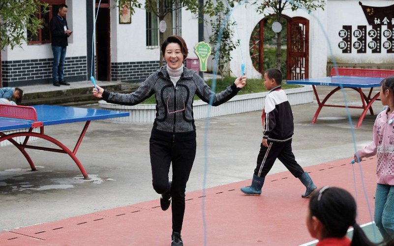 一向温柔美丽的女神徐帆，为何惨遭老公冯小刚调侃是“去污粉？