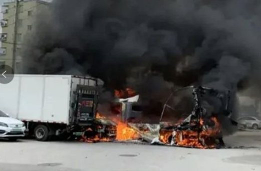 巴基斯坦卡拉奇爆炸，车辆拐弯时突被大火吞噬，当时到底发生了什么？