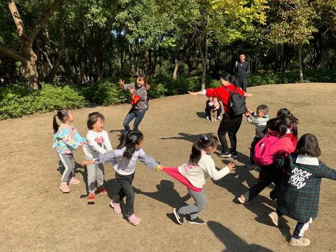 上海高校封闭管理，学生唱歌玩老鹰抓小鸡，疫情下的大学生有多会玩