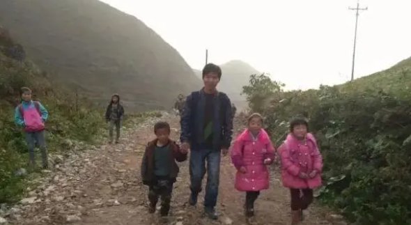 暖心！40多名支教老师背着6000片卫生巾上大山，她们为何这么做？