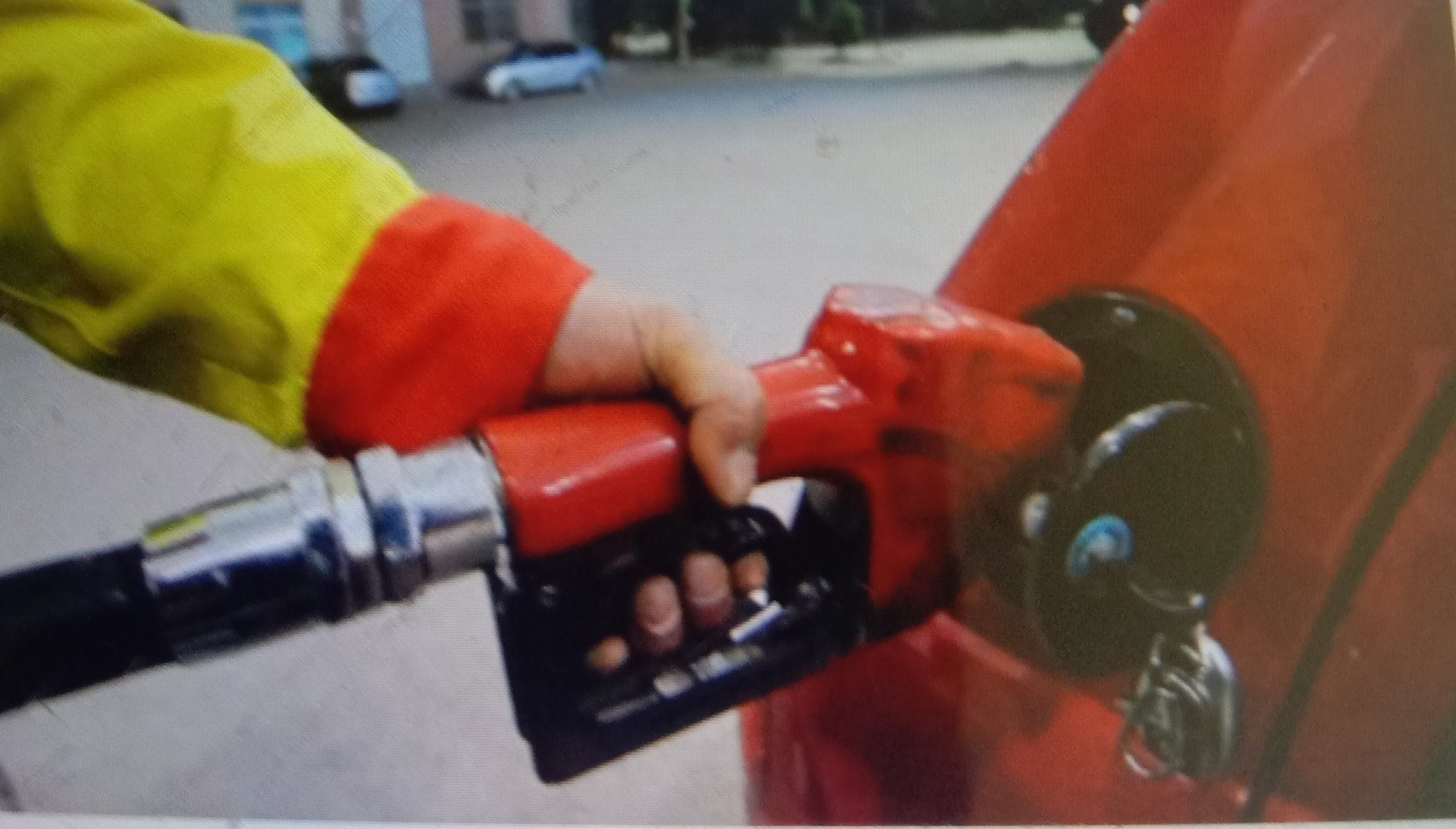 国内油价获迎大幅度下调，官方对此有何说明？