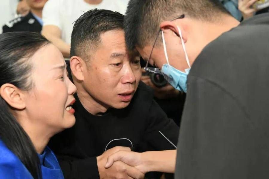 孙海洋一家三口温馨同桌吃饭，他们一家人的氛围感如何？