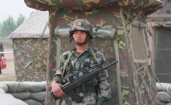 一只钢枪手中握一颗红心为祖国是什么歌啊?