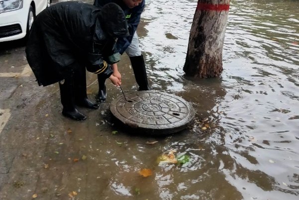 西安男童落井事件引发关注，谁该为此事担责？