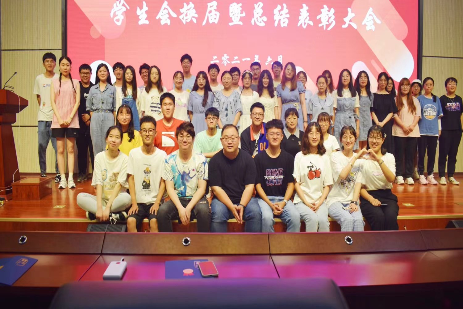 一所学校学生会的会员是指____