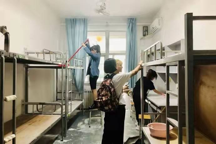 河南一女生早上起来，发现宿舍就剩下自己，此事为何会引发网友热议？