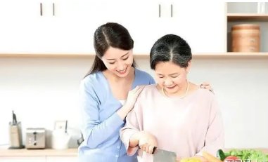 儿媳炫耀老公买的手镯，婆婆一番话感动网友！婆媳关系如何才能像这样和谐？