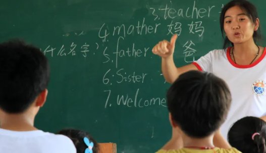 暖心！40多名支教老师背着6000片卫生巾上大山，她们为何这么做？