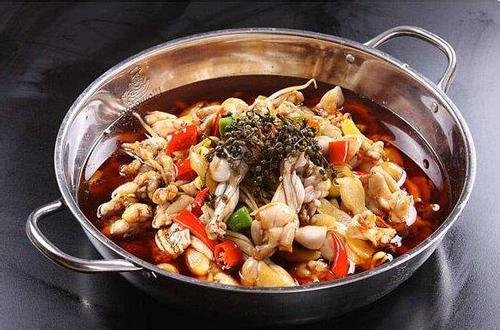 四川一男子吃牛蛙，牛蛙刚下锅就从火锅里跳出，这是怎么回事？