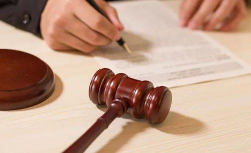 男子让自己朋友和妻子发生关系,妻子恼羞成怒,把丈夫用菜刀砍死,咋看?