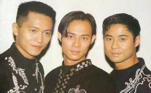 就在记忆里画一个叉是什么歌