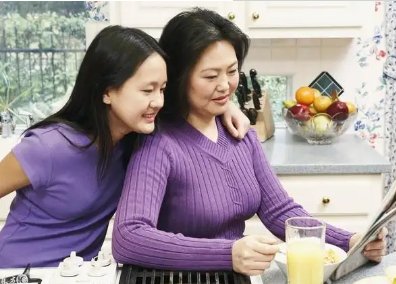 儿媳炫耀老公买的手镯，婆婆一番话感动网友！婆媳关系如何才能像这样和谐？