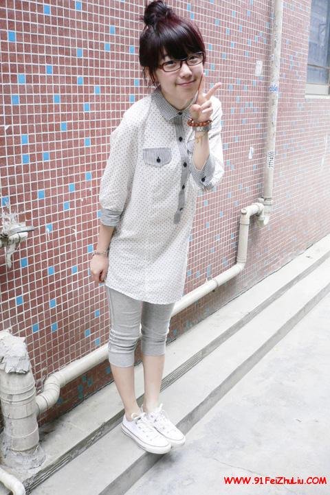 请问这位女神是谁啊？好喜欢，笑的好漂亮。请给我这张照片的具体出处，也就是有她的其他照片的网页