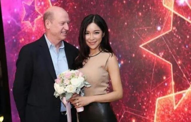 周玲安与大16岁富豪离婚后,如今自曝单身想恋爱,她的择偶标准是什么?