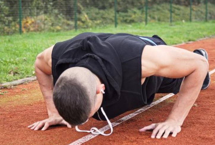 体育老师为什么罚女孩子深蹲 男孩子俯卧撑