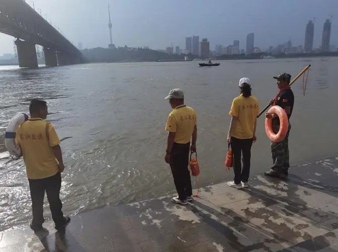 太危险！宜宾上千市民长江边戏水，存在哪些安全隐忧？
