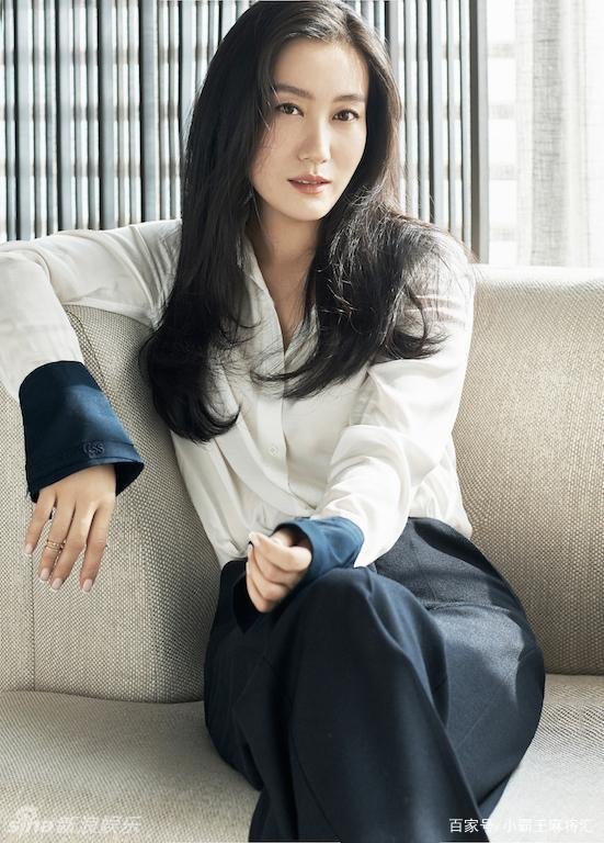 43岁歌坛天后谭晶，12次登上春晚，靠自己变成亿万富翁，今近况如何？