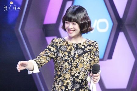 FX 雪莉在湖南卫视小年夜的发型叫什么。