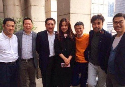 赵薇老公罕现身与马云同行，他们二人究竟是什么关系？