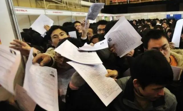 网传博士求职月薪五千被拒本人发声否认，“猎奇传言”为何能煽动网友情绪？