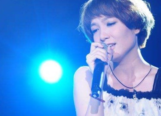 求歌词：“莫非是爱错了爱不对路 一路守护却让草木荒芜 笑吧痴心 有人耽误 ” 是什么歌？