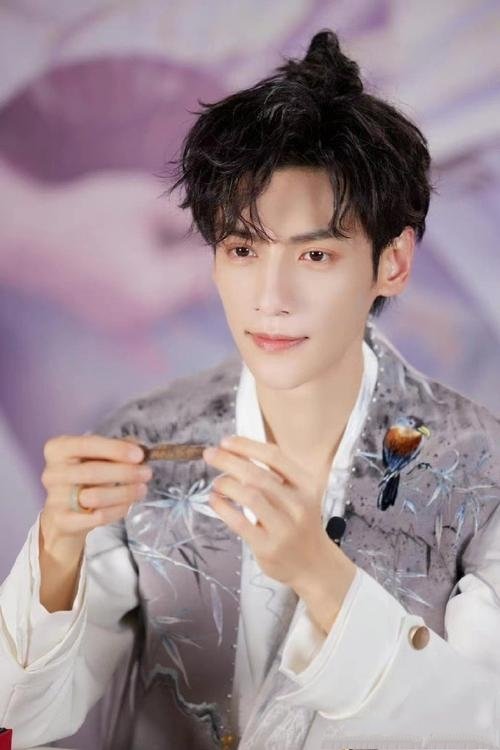 罗云熙直播好像上网课，你如何看待这件事？