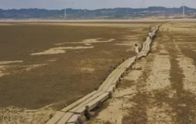 鄱阳湖枯水见底，明代石桥露“真容”！这座石桥有着怎样的历史背景？