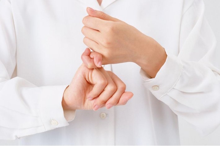 哑巴打手势(打一成语)