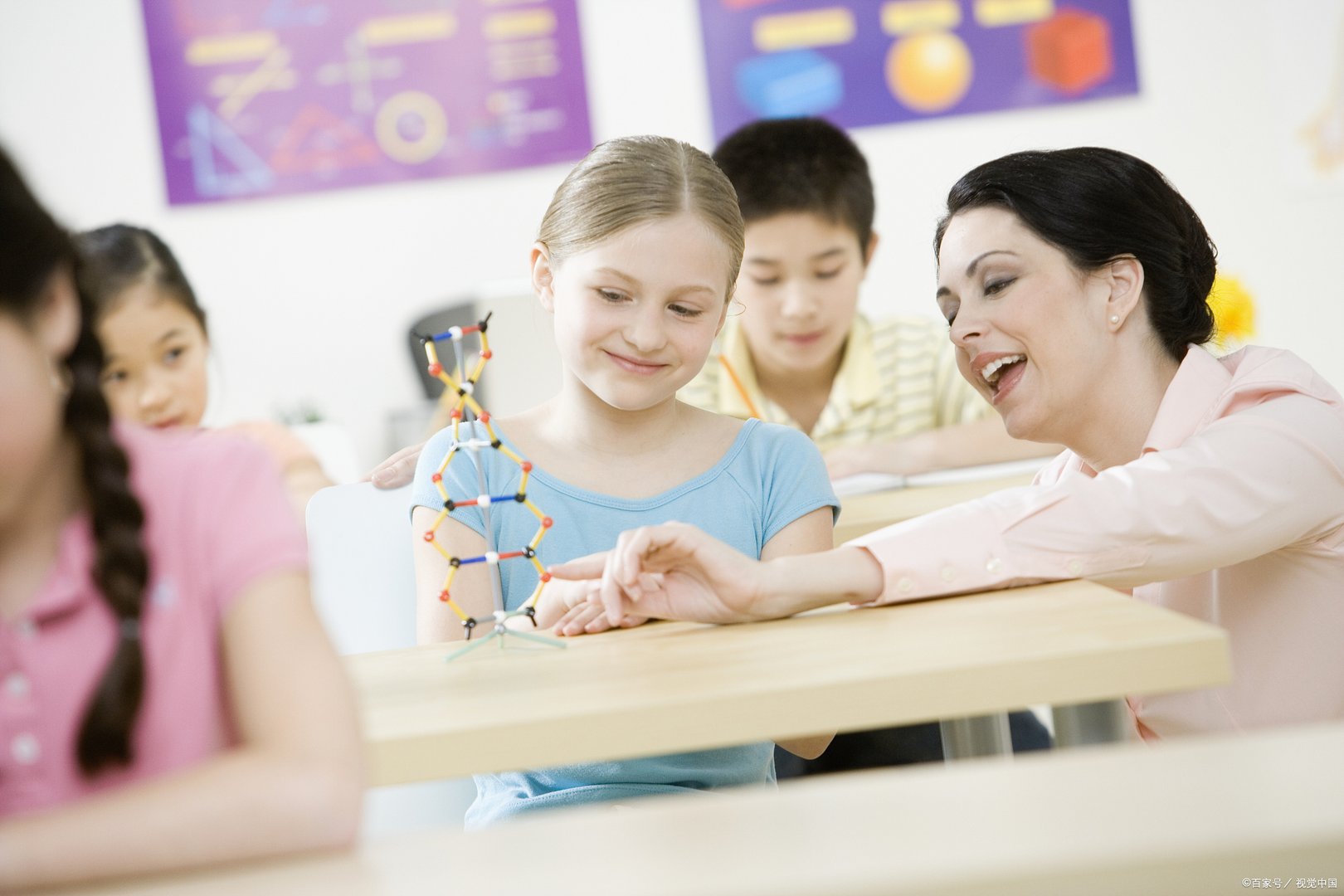 我家孩子10岁了，是一名小女孩，现在特别叛逆怎么办呢？