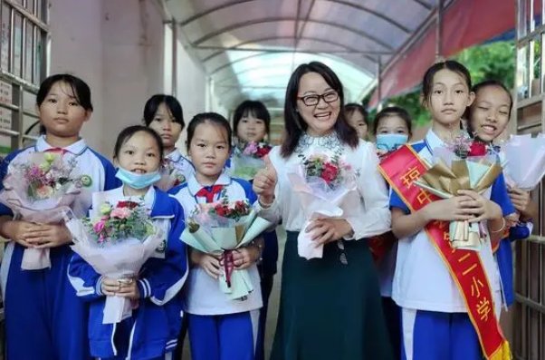 教师节学生送花老师应该怎么说感人的话