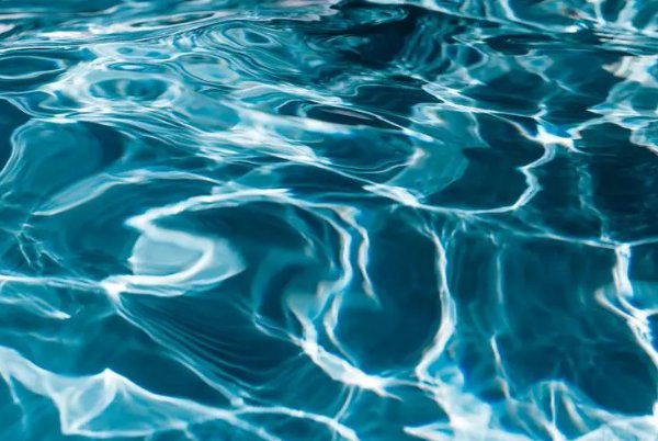 描写水面平静的句子