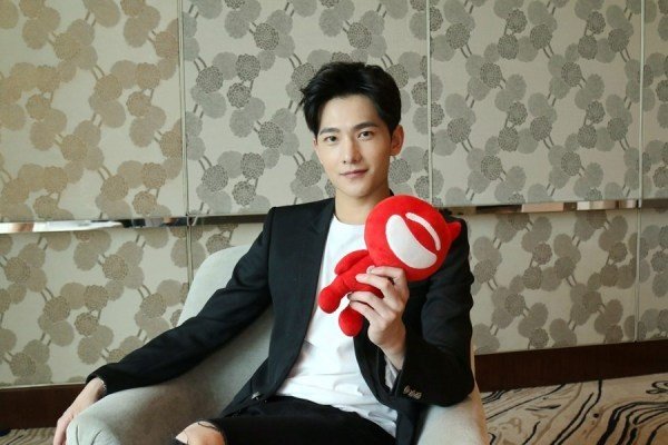 人民日报关注杨洋了,这是要大火的节奏吗?