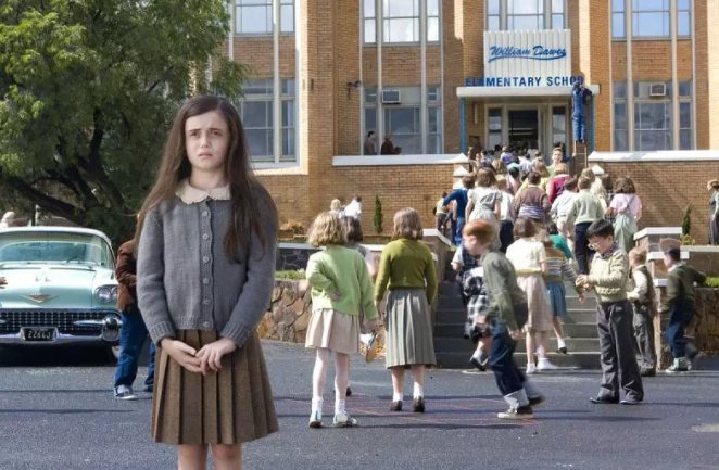 有一部电影，说一个小女孩写了一串数字，最后一串是预示着世界末日，那是什么电影？