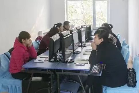 成人电脑培训一个月大概多少钱？