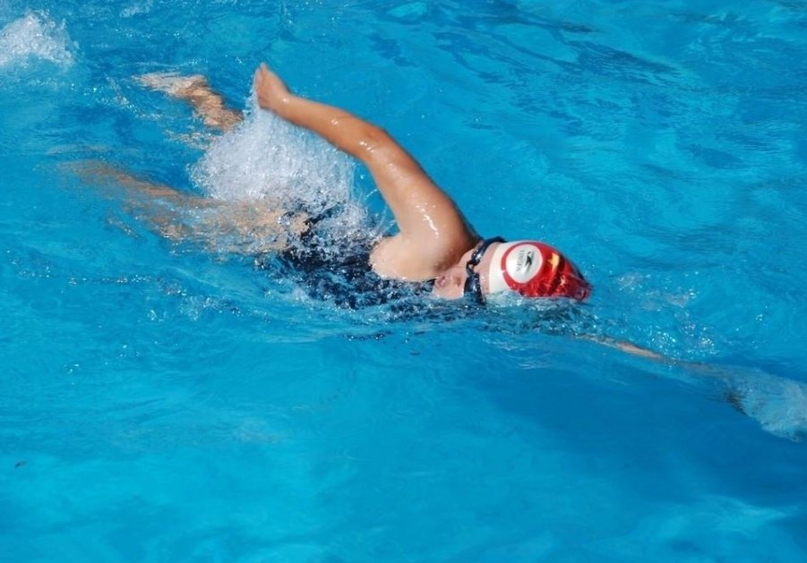 武汉暴雨后，有一名男孩积水中游泳，男孩该注意哪些安全问题？