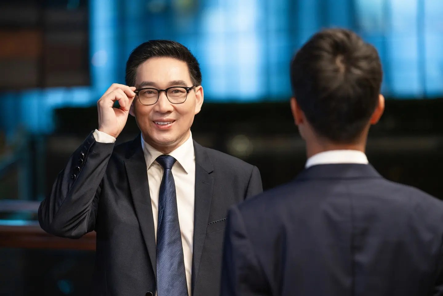 面对领导的指示不明确，不知道怎么干，该不该问领导？