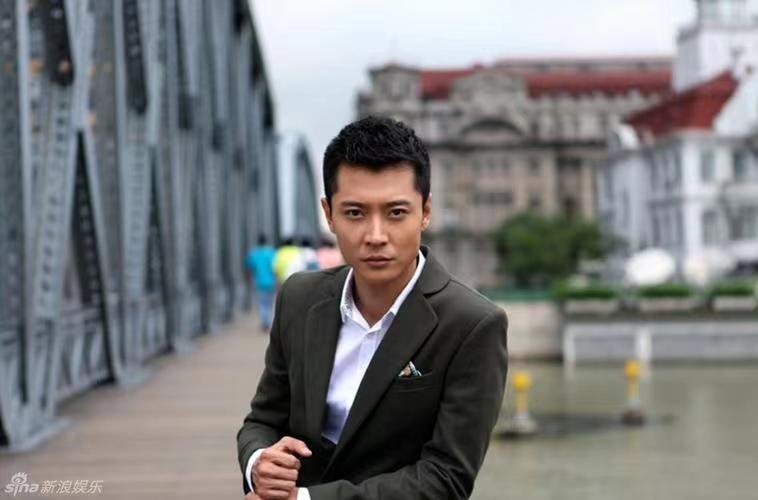 《勇者无惧》张丹峰反差演绎双面英雄,他的扛剧能力怎么样?