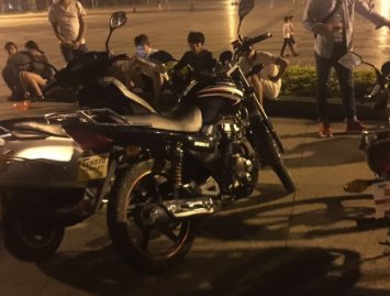 “惨烈撞击”湖南1男2女深夜飙车，现在在医院抢救，你怎么看？