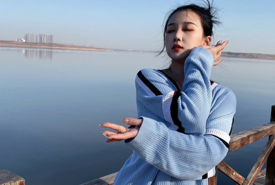 我与旧事归于尽 来年依旧迎花开全诗是什么?